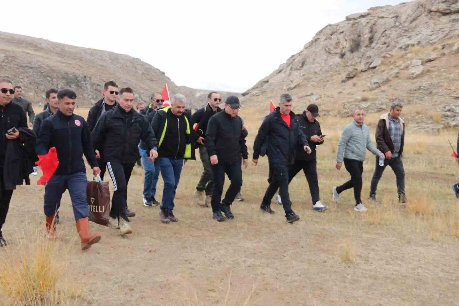 Diyadin Kanyonu’nda Cumhuriyet’in 102. yılına özel doğa yürüyüşü