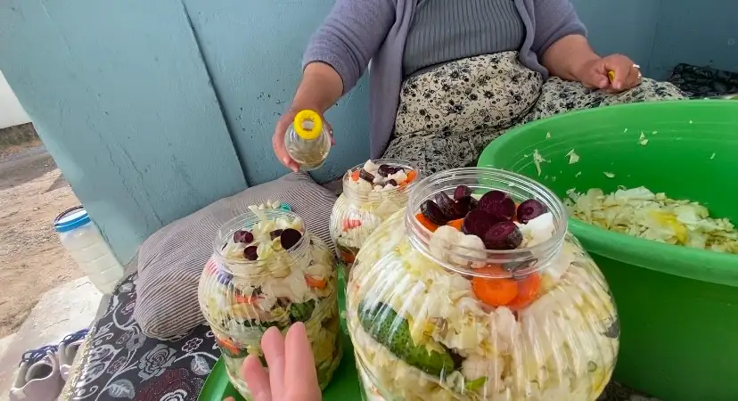 Ağrılı kadınların geleneksel turşu kurma mesaisi başladı