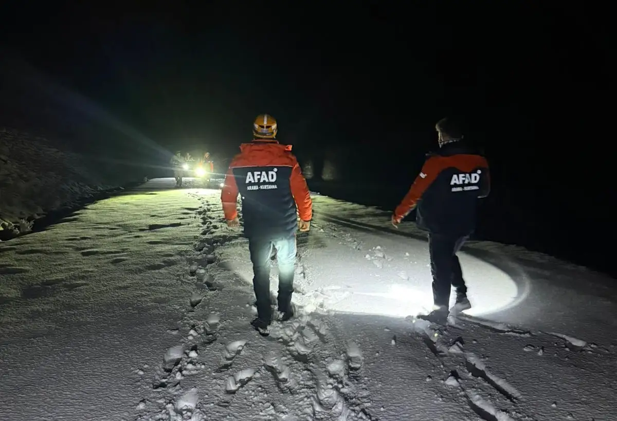 Ağrı’da karda mahsur kalan 2 kişi kurtarıldı