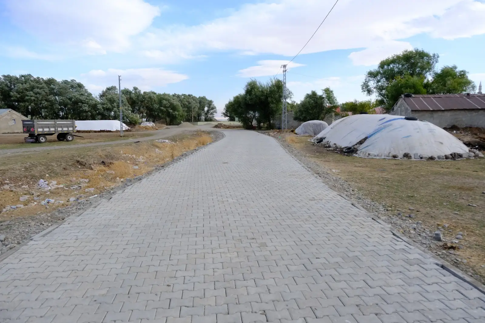 Ağrı’da köy yolları kilit parke taşıyla yenileniyor 