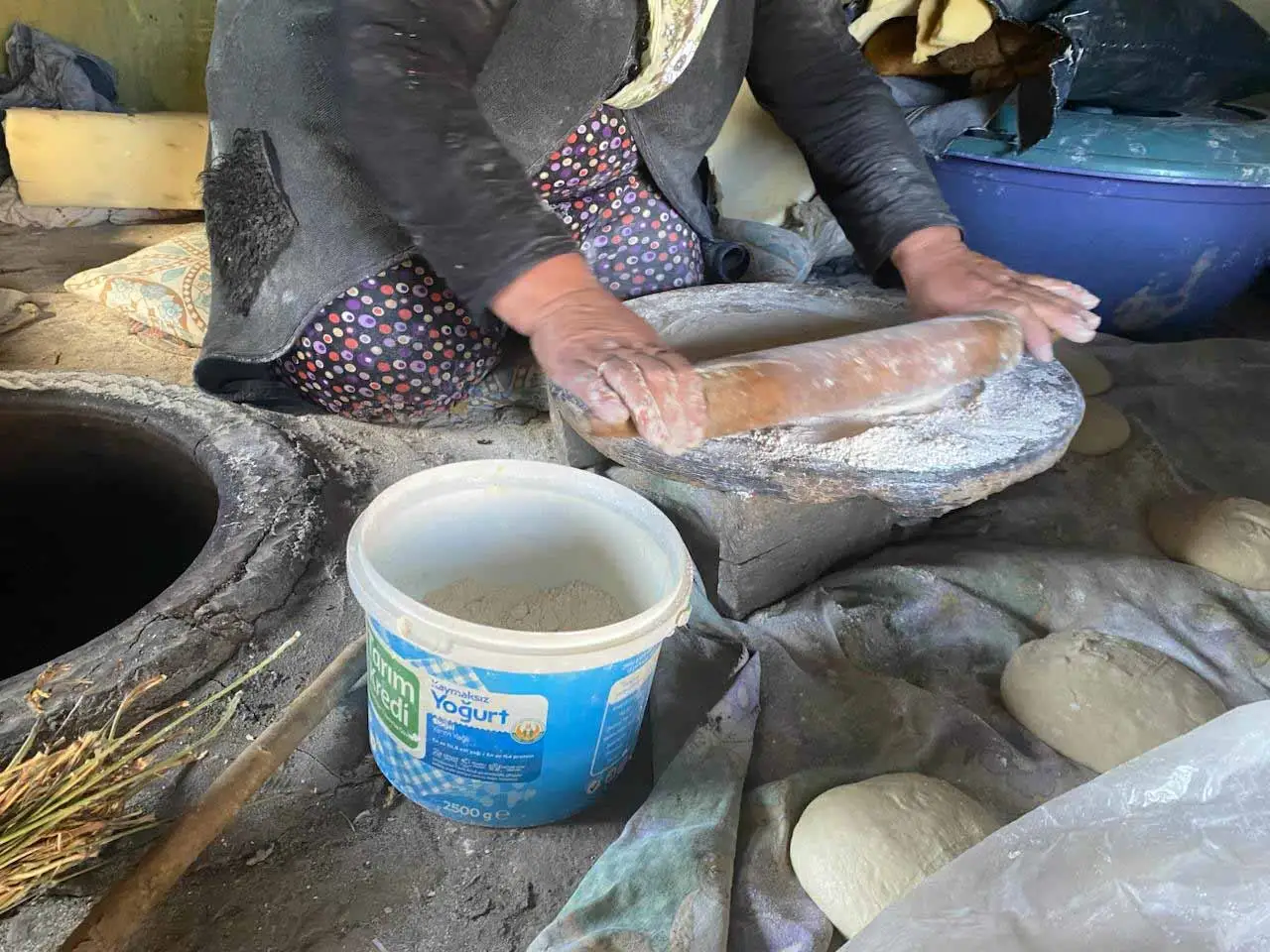 Ağrı’da soğukların başlamasıyla tandırlar kış hazırlıkları için yanmaya başladı 