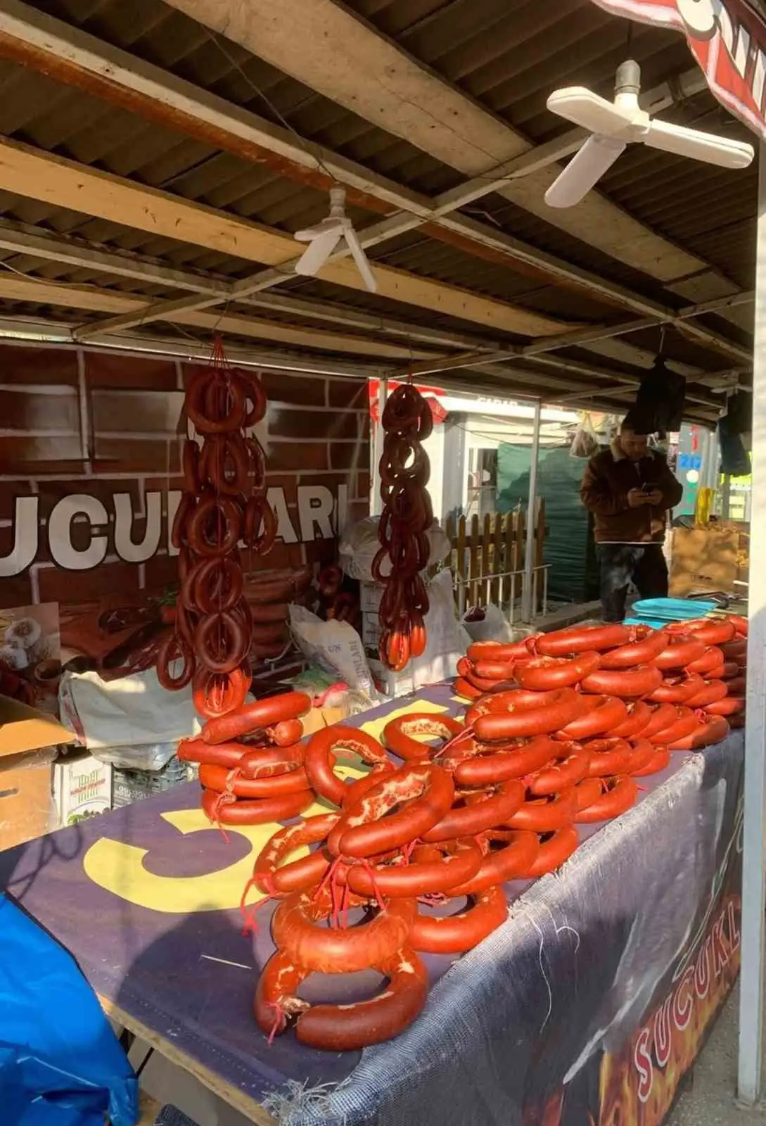 Ağrı’da etiketsiz ürünlere geçit yok: 415 kilo sucuk ele geçirildi 