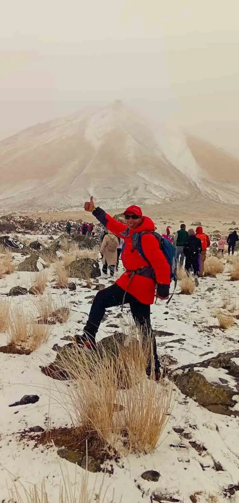 Ağrı Dağı’nda kar yağışına rağmen 27 dağcı tırmanışa geçti