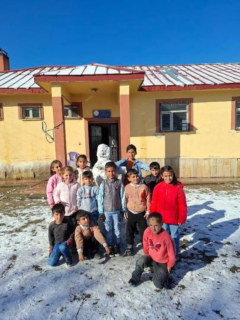Ağrı’da öğrenciler yılın ilk kardan adamını yaptı