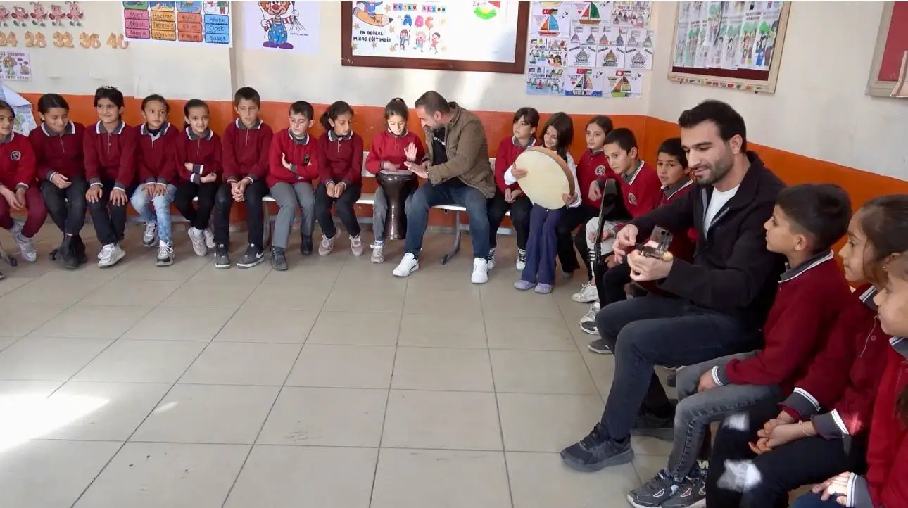 Ağrı’da öğretmenler kırsal bölgelerde öğrencileri müzikle buluşturuyor 