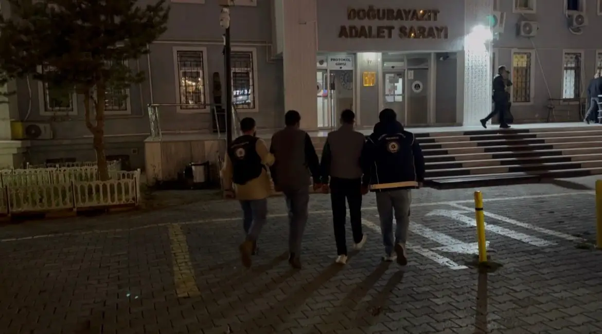 Doğubayazıt’ta göçmen kaçakçılığı operasyonu: 14 düzensiz göçmen yakalandı 