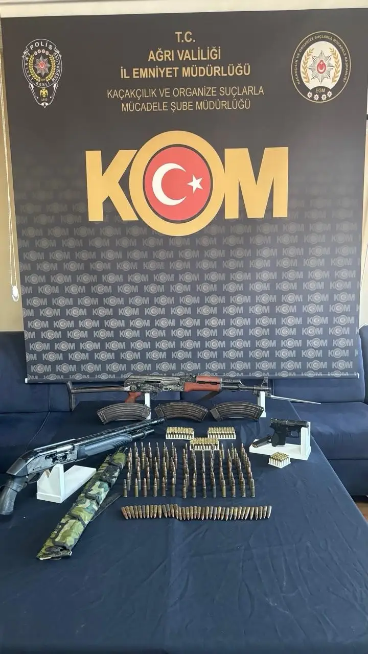 Ağrı’da KOM Şube’den nokta operasyon: Uzun namlulu silahlar ele geçirildi 