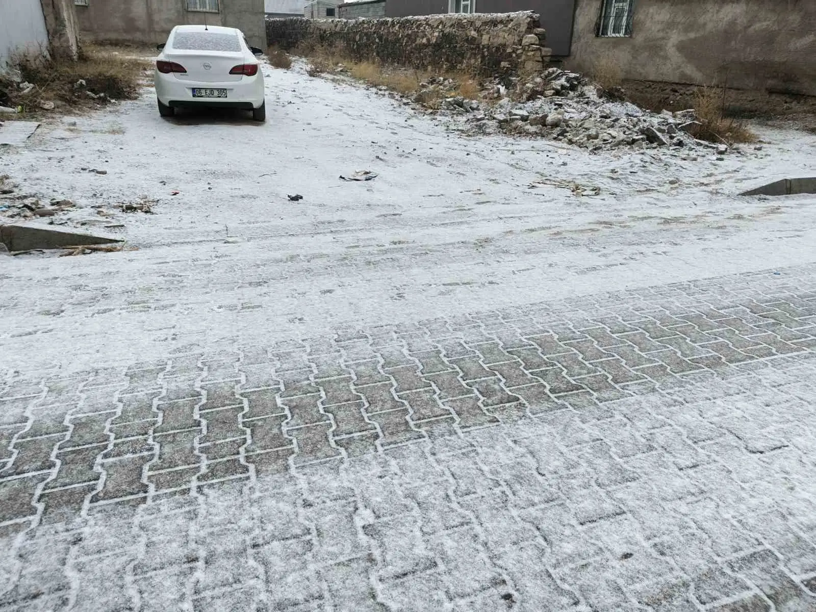 Diyadin’e mevsimin ilk karı düştü 