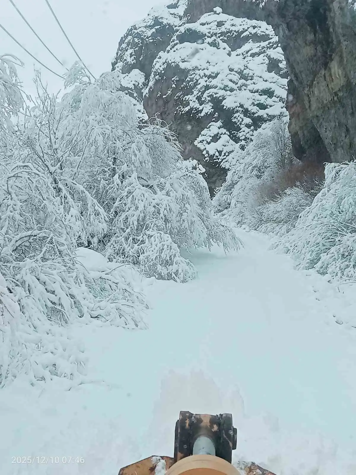 Eleşkirt’te kar yağışı sonrası kapanan köy yolları ulaşıma açıldı