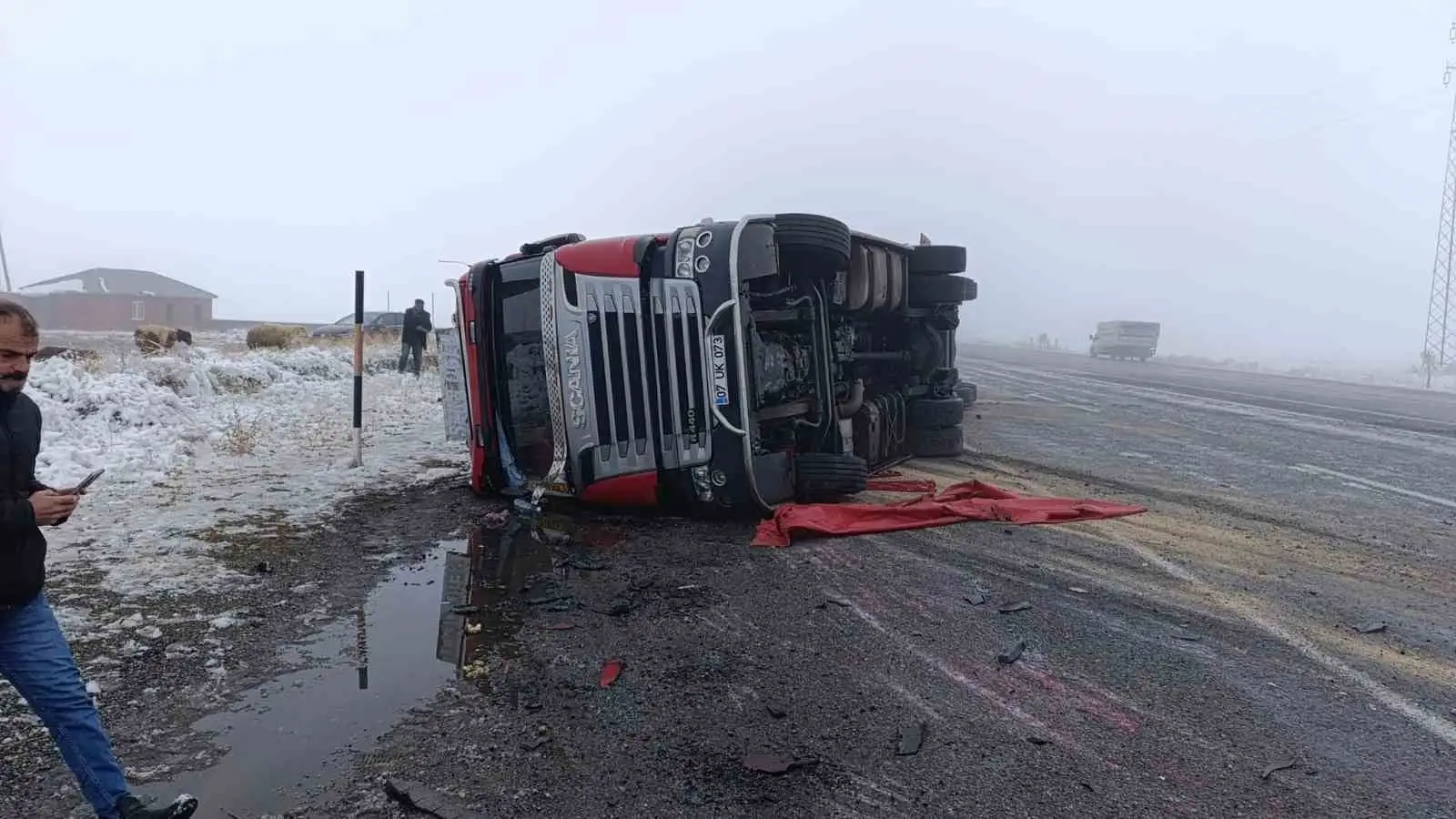 Patnos’ta hayvan yüklü tır devrildi: 10 küçükbaş telef oldu 