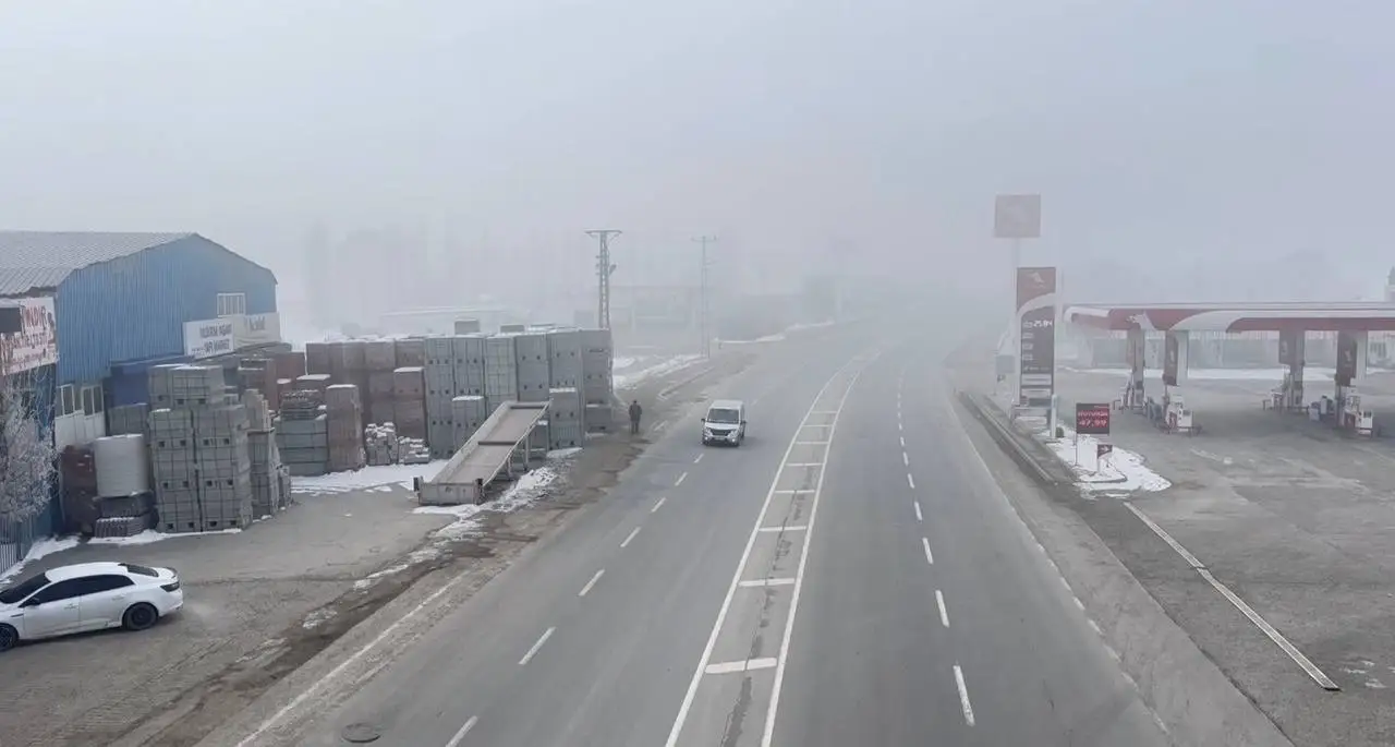 Araçlarını soğuktan korumak için battaniyelerle örtüyorlar 