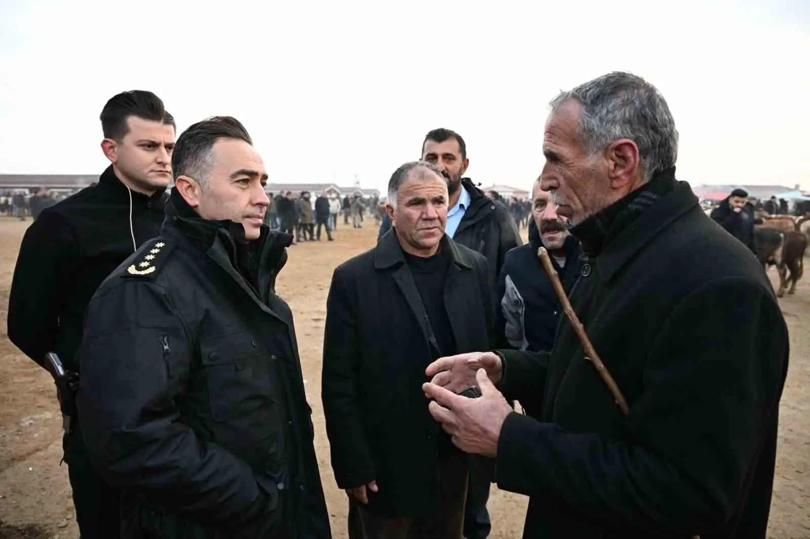 Ağrı Emniyet Müdürü Göksel Önder, Hayvan Borsasını ziyaret etti 