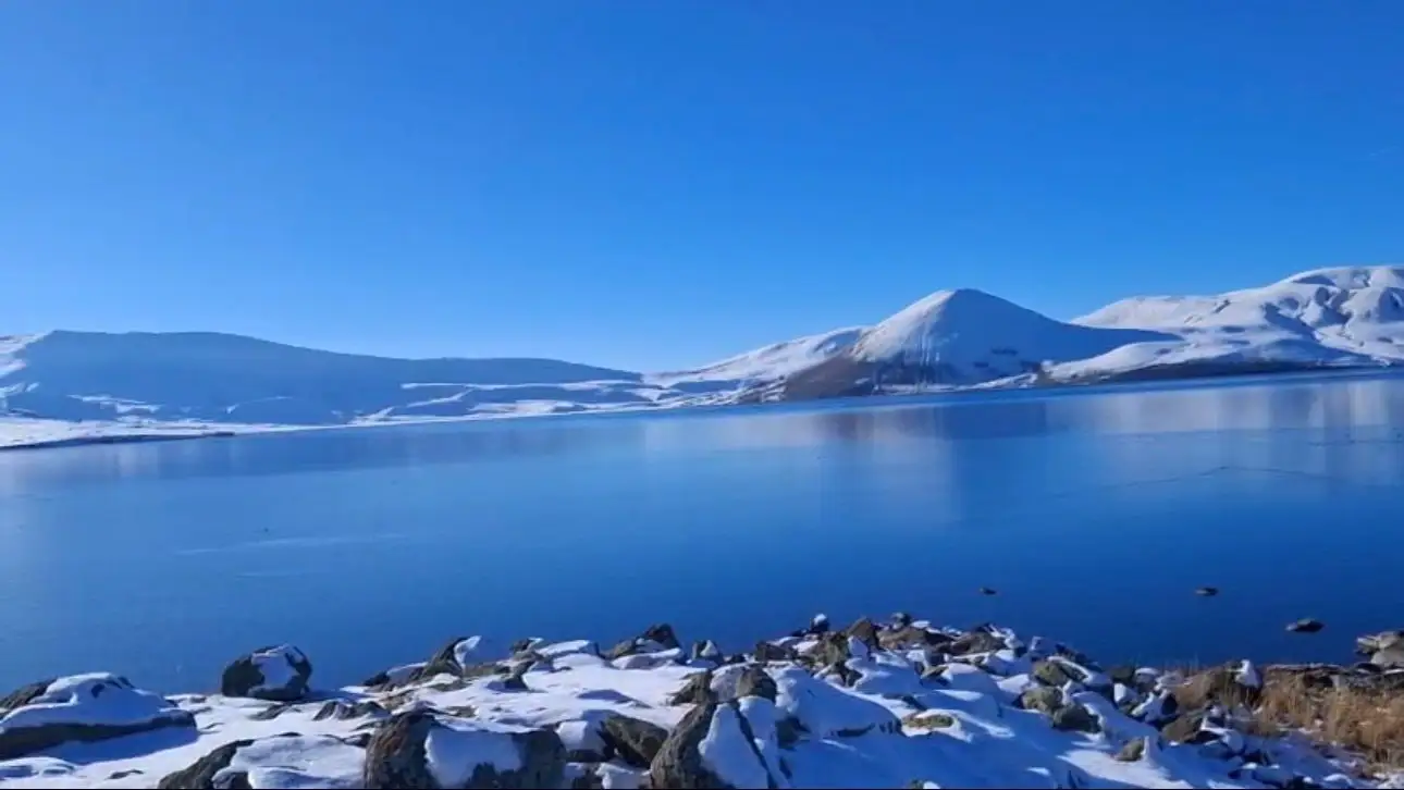 Taşlıçay Balık Gölü kısmen buz tuttu