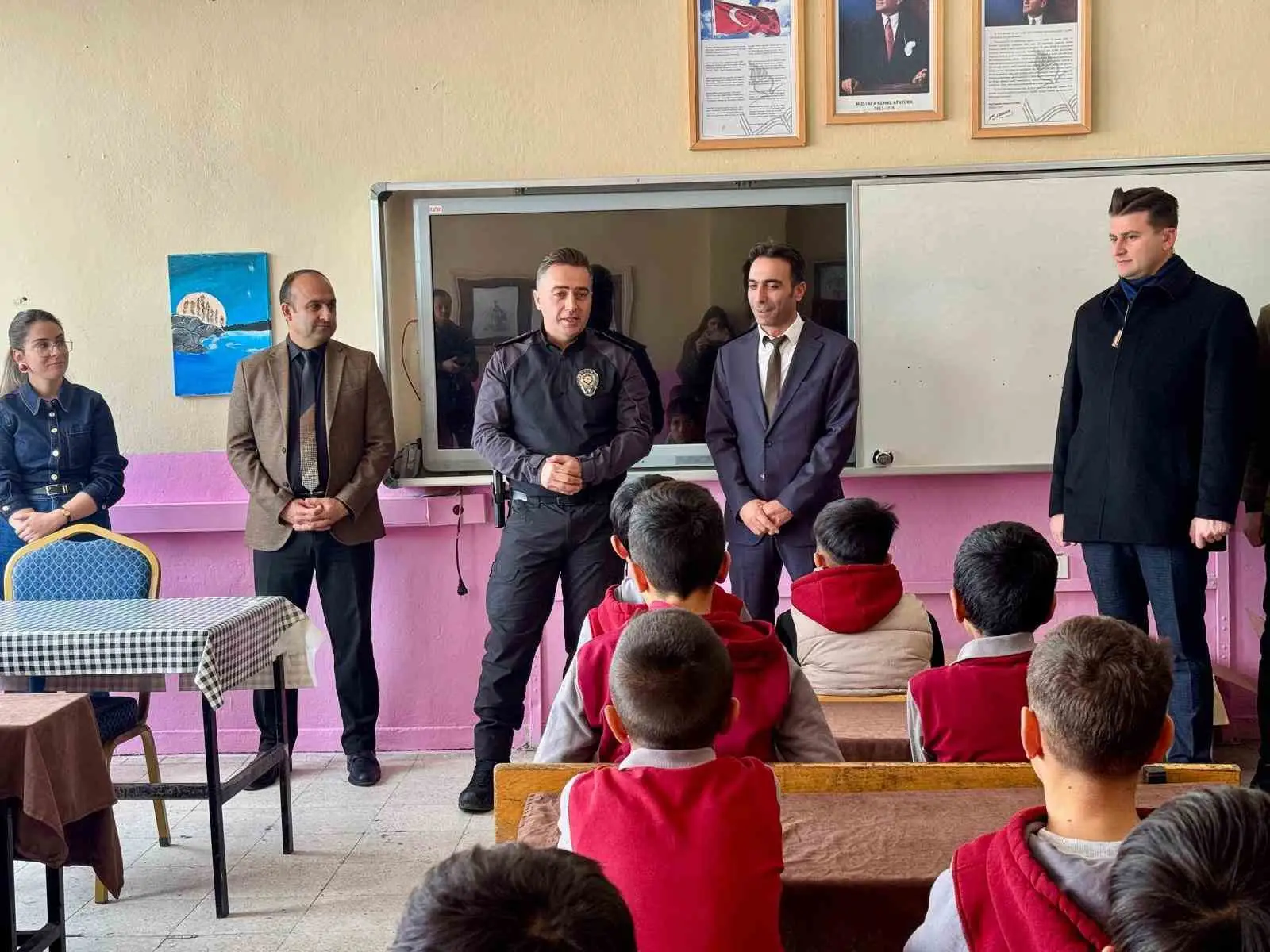 Ağrı’da emniyet personelinden minik yüreklere kışlık bot 