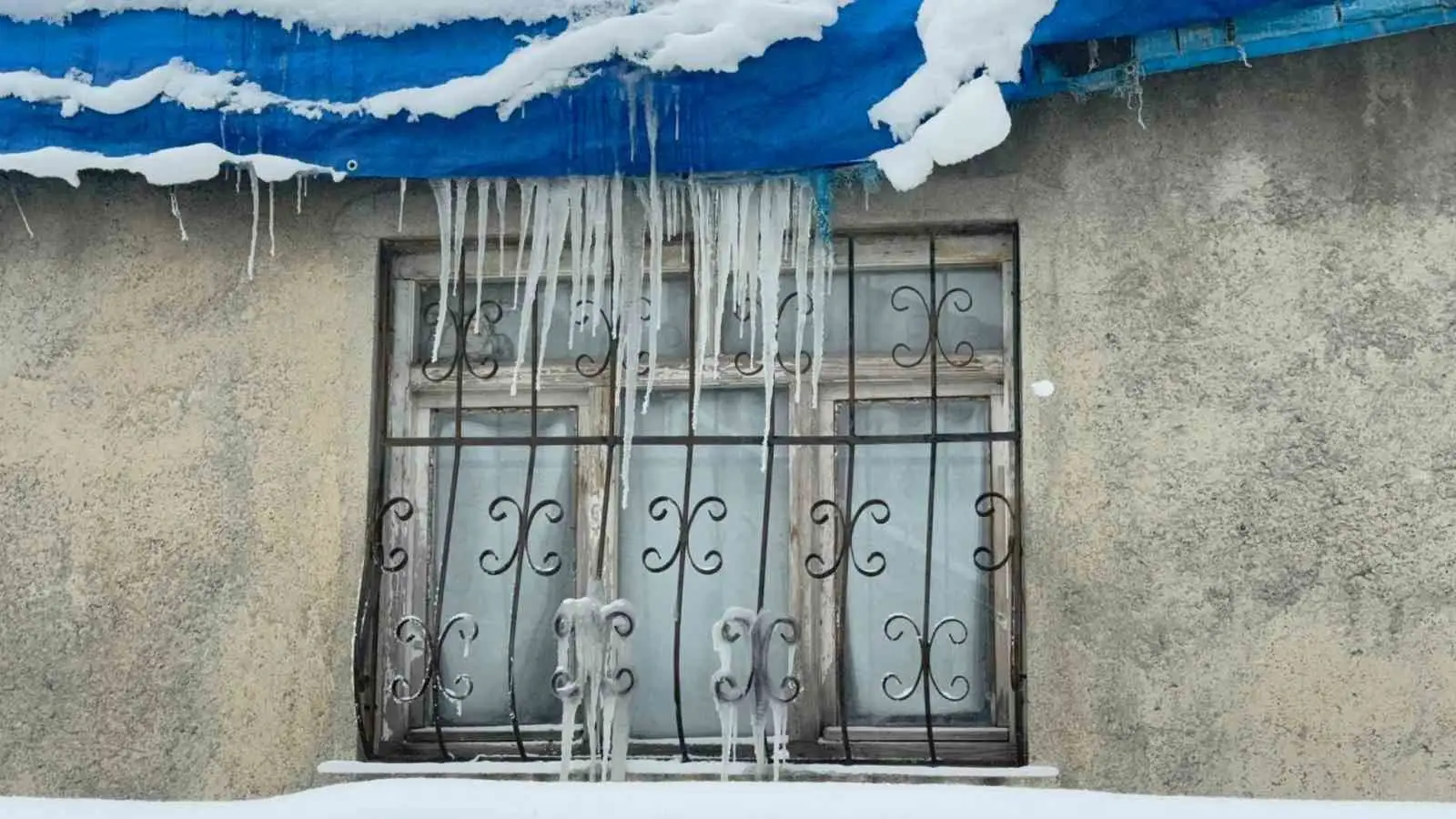 Ağrı’da termometreler eksi 24’ü gösterdi