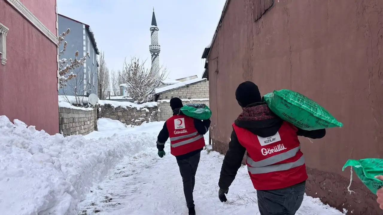 Ağrı’da Kızılay’dan ihtiyaç sahiplerine kömür yardımı 