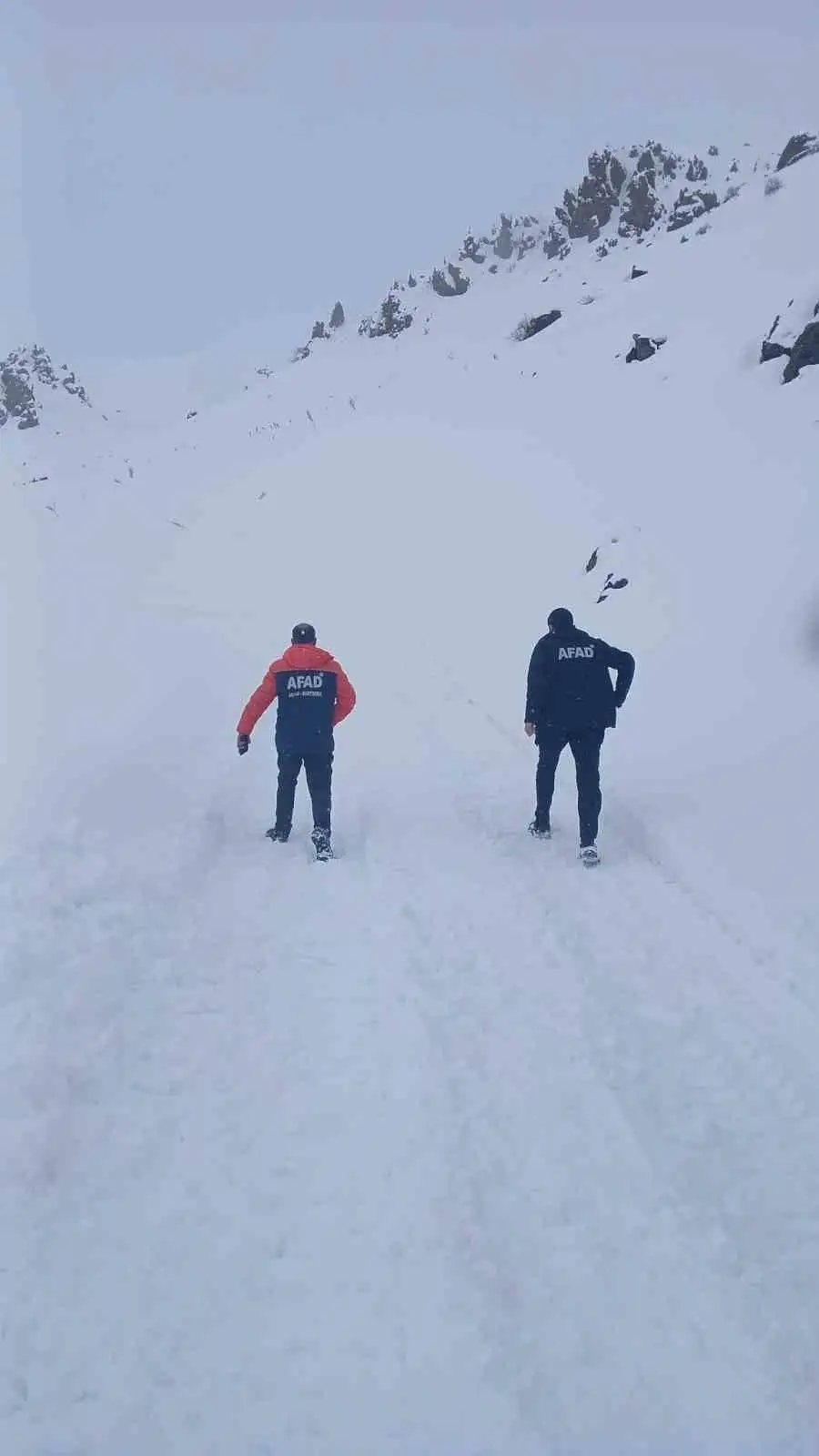 Ağrı’da üzerine çığ düşen araçtaki 4 personel kurtarıldı