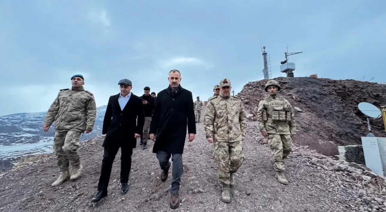 Vatan nöbetindeki kahramanlar sınır hattında iftar sofrasında 