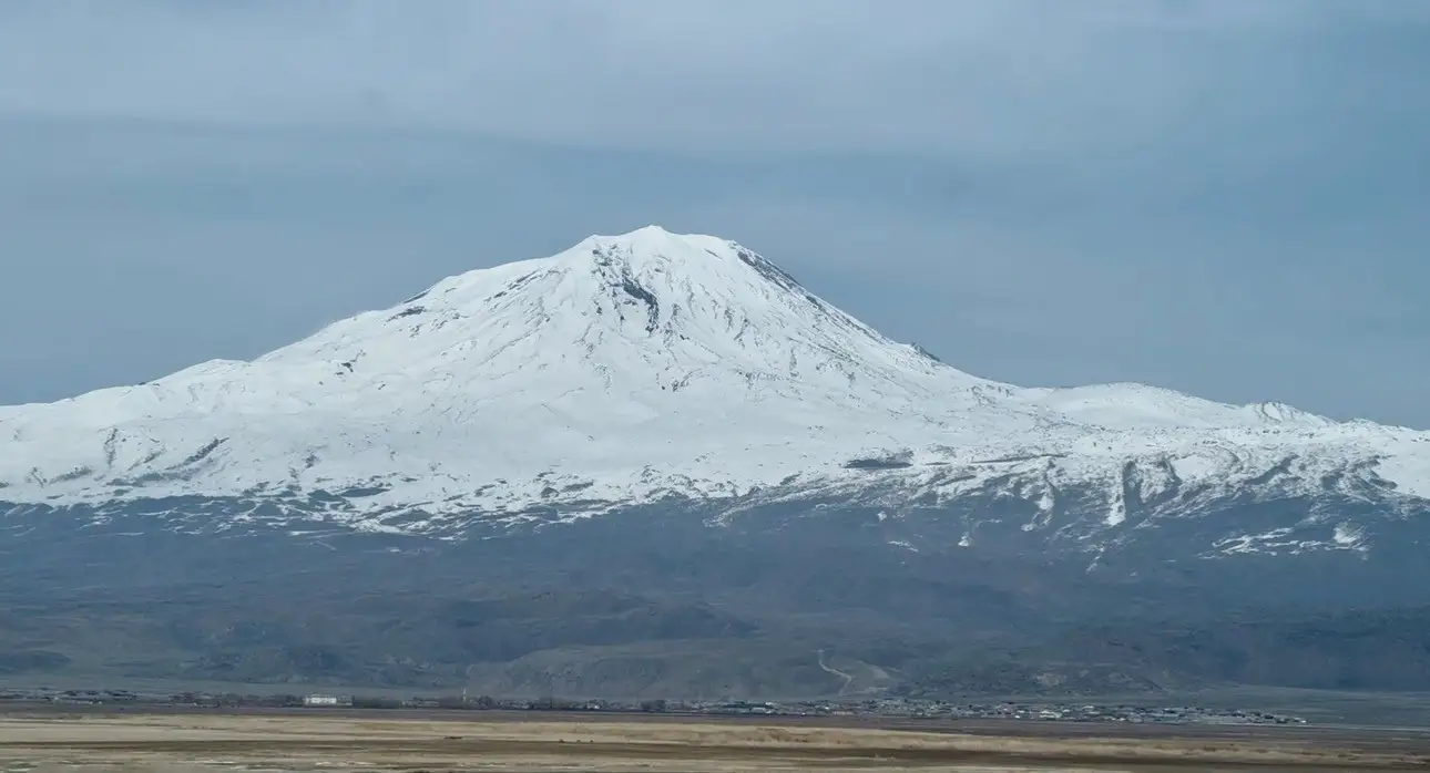Ağrı Dağı’nın zirvesi göz kamaştırdı 