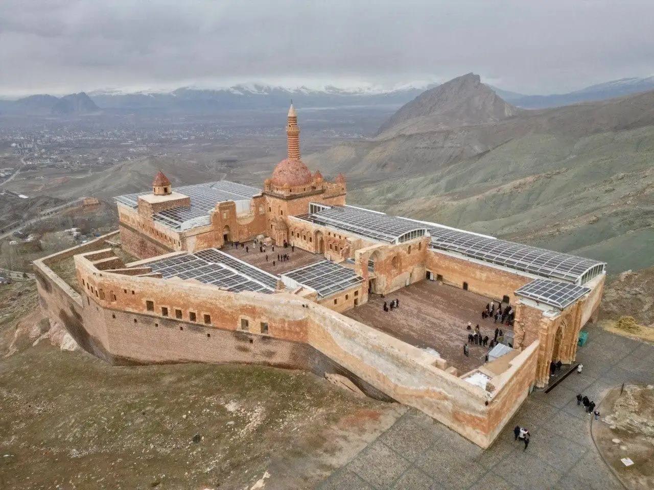 Selçuklu izleriyle yükselen İshak Paşa Sarayı ihtişamıyla göz kamaştırıyor