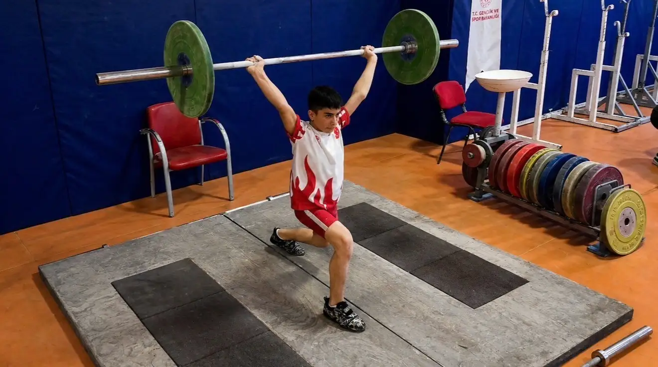 Azimle başladığı halterde 12 yaşında Türkiye şampiyonluğuna ulaştı 