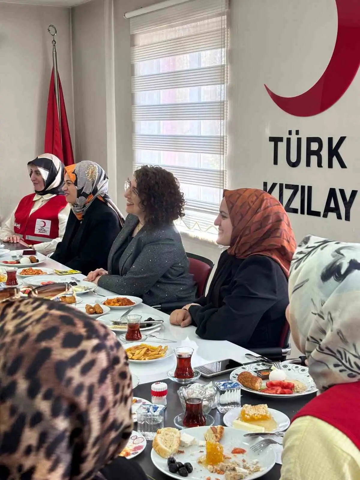 Kızılay’dan hem anne hem baba olan kadınlara Anneler Günü sürprizi 