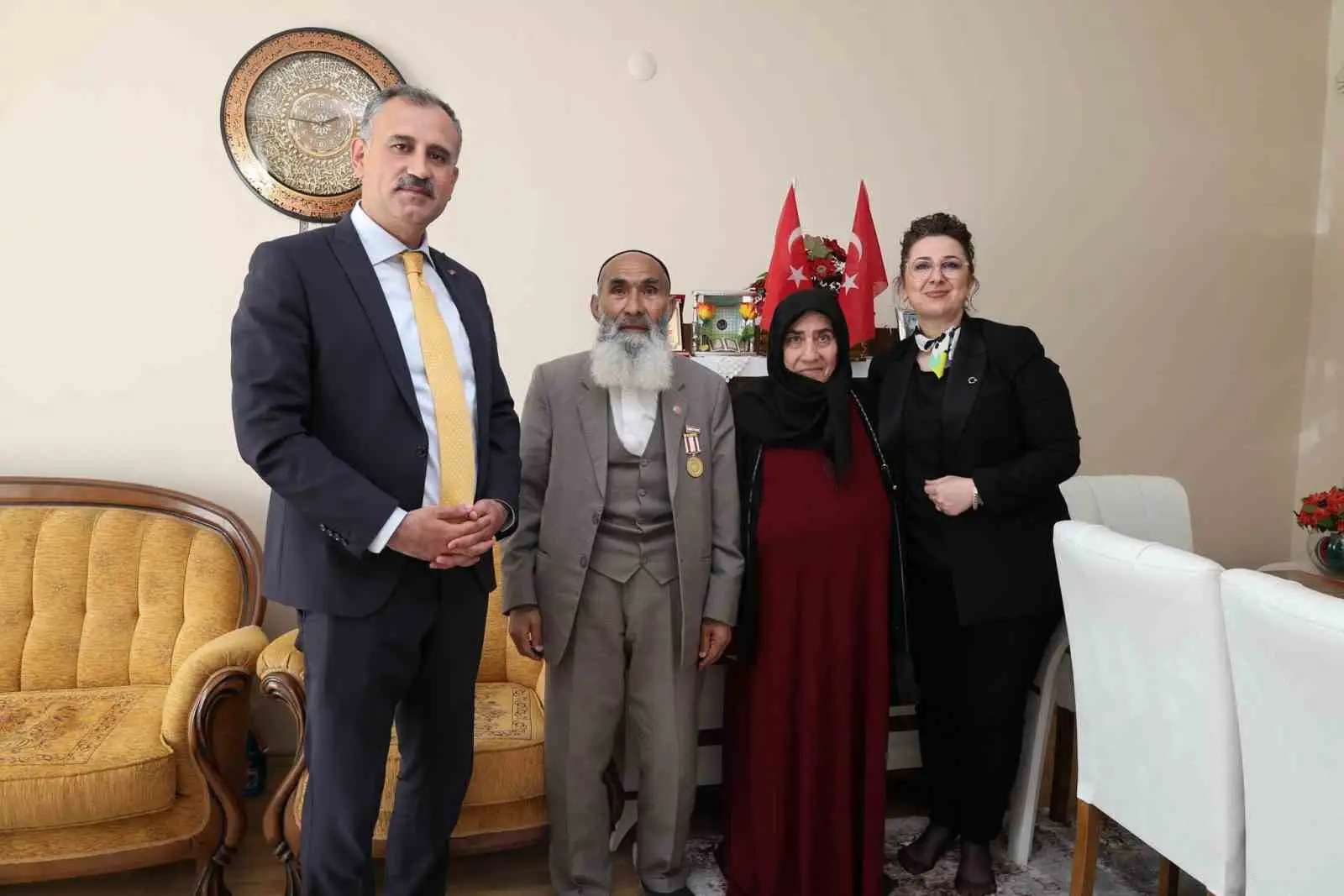 Ağrı Valisi Bozkurt’tan bayramda şehit aileleri, gazi, çocuklar ve huzurevi sakinlerine ziyaret