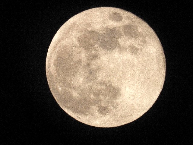 Ahlat'ta Süper Ay kartpostallık görüntü oluşturdu