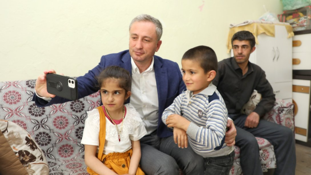 MİLLİ EĞİTİM MÜDÜRÜ KÖKREK, BAYRAMDA ÖZEL EĞİTİM ÖĞRENCİSİNİ EVİNDE ZİYARET ETTİ 