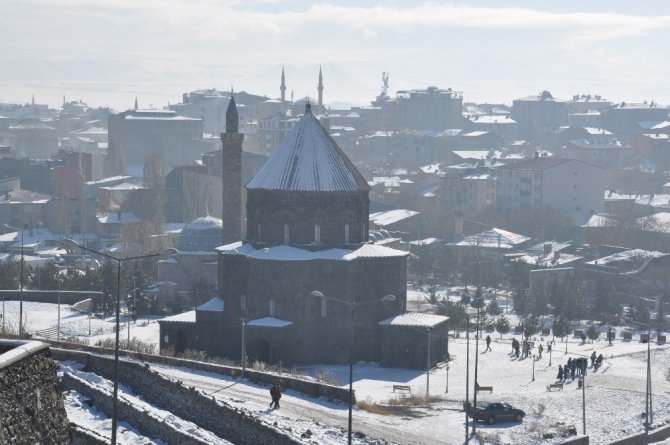 Kars’a yerli ve yabancı turistlerden yoğun ilgi