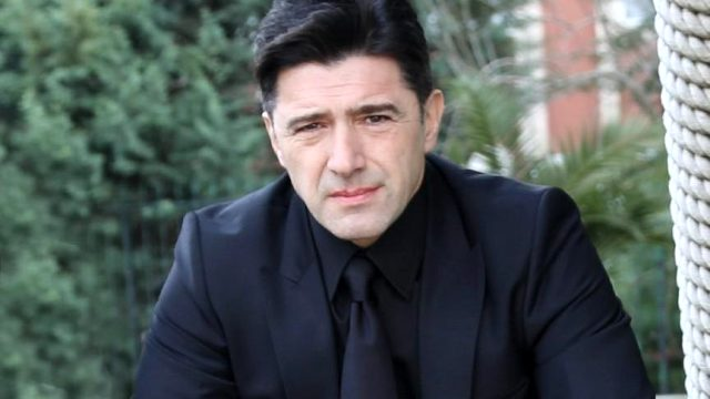 Hakan Ural, iki çocuğu hasta olan ailenin evini yaptırdı